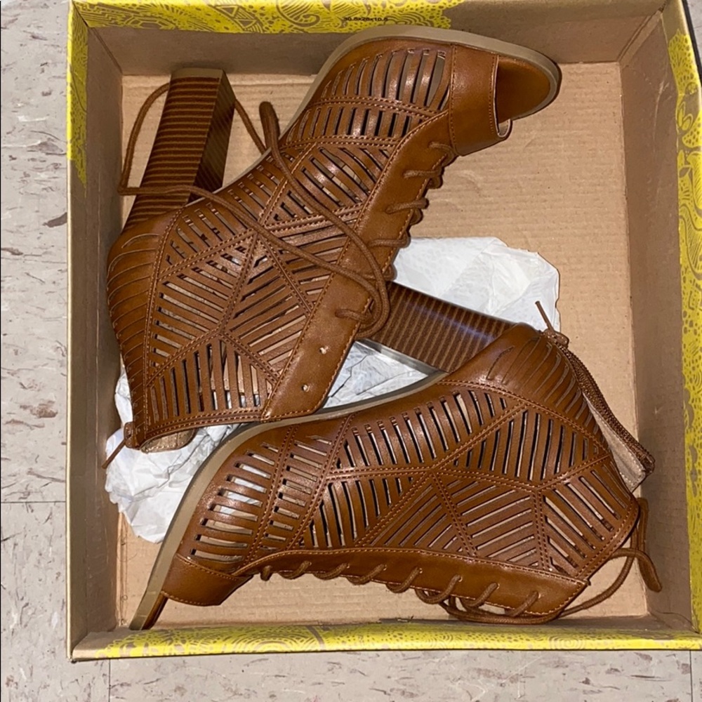 Shoes - Picture 2 of 6
